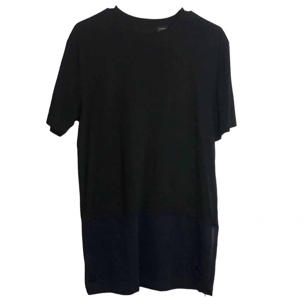 JORDAN black short sleeve tee shirt size Medium with navy blue mesh bottom